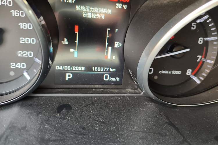 Used Land Rover Discovery Sport 2016 2.0T SE Odometer Close Up