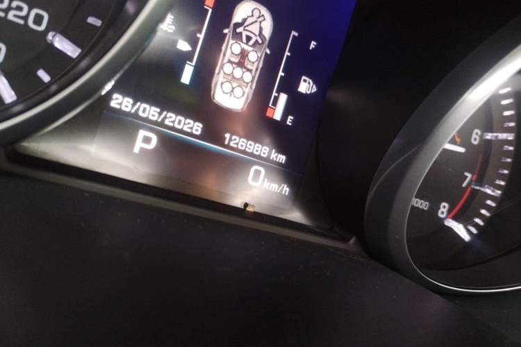 Used Land Rover Discovery Sport 2016 2.0T HSE Odometer Close Up