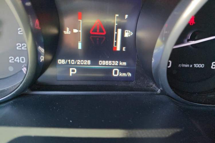 Used Land Rover Discovery Sport 2016 2.0T SE Odometer Close Up