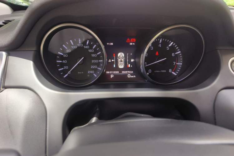 Used Land Rover Discovery Sport 2016 2.0T HSE Odometer Close Up