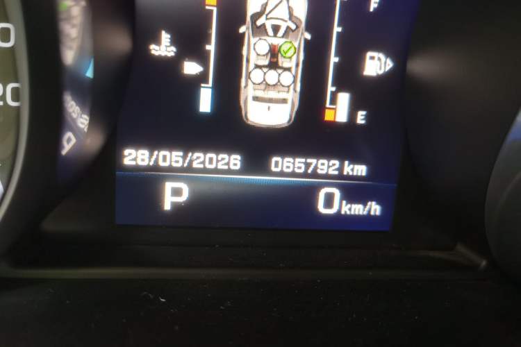 Used Land Rover Discovery Sport 2016 2.0T SE Odometer Close Up
