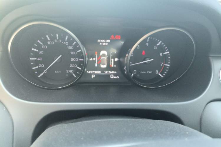 Used Land Rover Discovery Sport 2016 2.0T SE Odometer Close Up