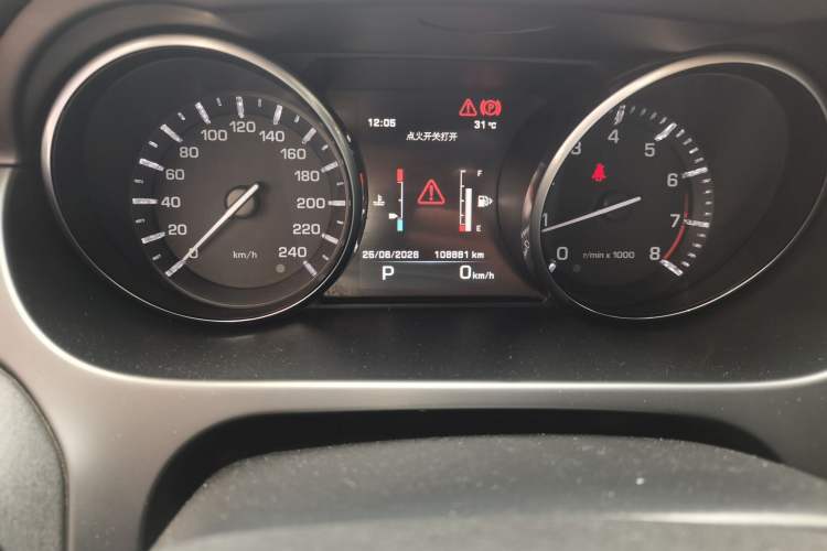 Used Land Rover Discovery Sport 2016 2.0T SE Odometer Close Up