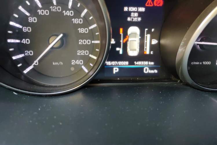 Used Land Rover Discovery Sport 2016 2.0T HSE Odometer Close Up