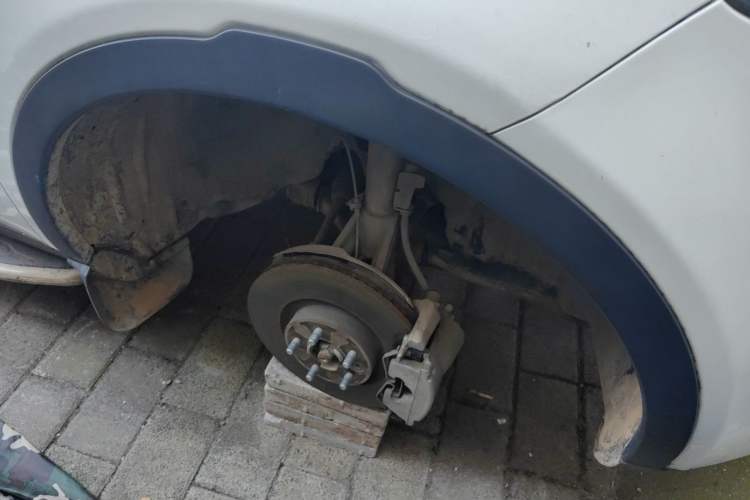 Used Land Rover Discovery Sport 2016 2.0T SE Right Front Wheel Hub