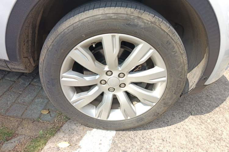 Used Land Rover Discovery Sport 2016 2.0T Limited Edition Right Front Wheel Hub
