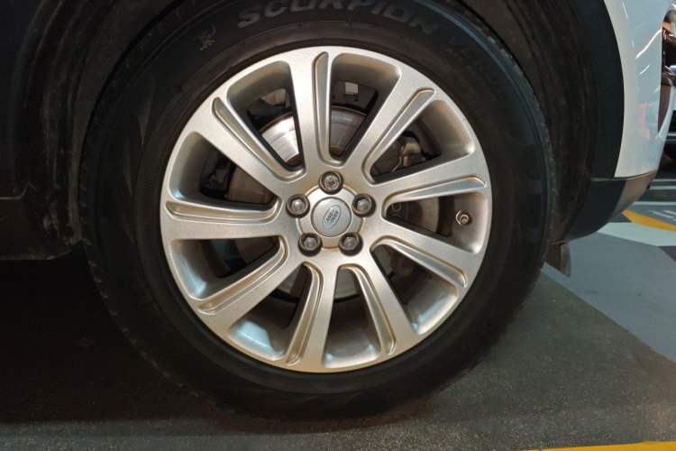 Used Land Rover Discovery Sport 2016 2.0T SE Right Front Wheel Hub