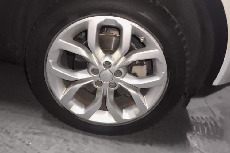 Used Land Rover Discovery Sport 2016 2.0T HSE Right Front Wheel Hub