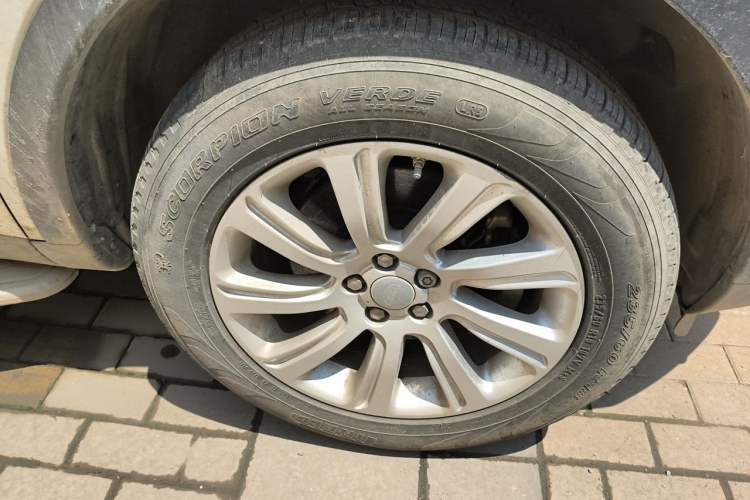 Used Land Rover Discovery Sport 2016 2.0T SE Right Front Wheel Hub