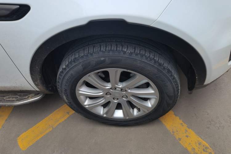 Used Land Rover Discovery Sport 2016 2.0T SE Right Front Wheel Hub