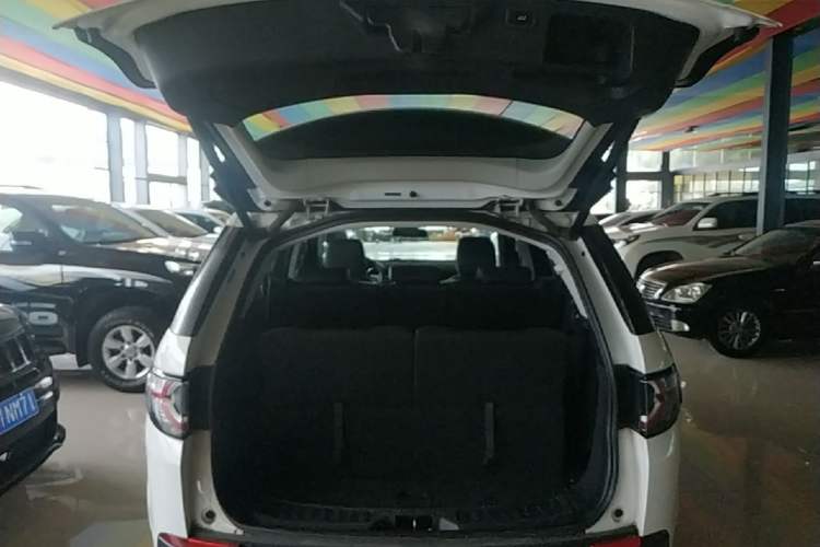 Used Land Rover Discovery Sport 2016 2.0T HSE LUXURY Trunk