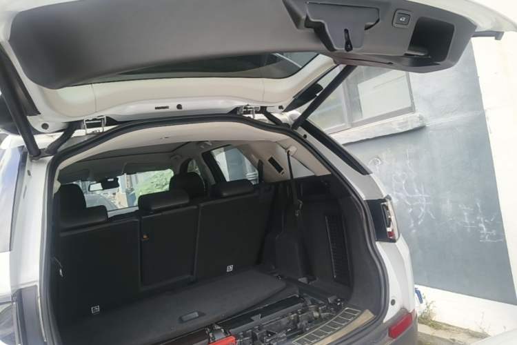 Used Land Rover Discovery Sport 2016 2.0T HSE Trunk