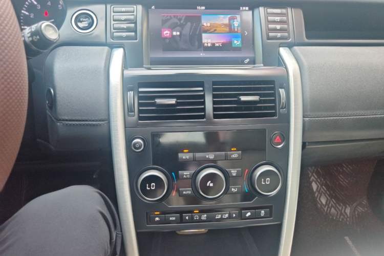 Used Land Rover Discovery Sport 2016 2.0T SE Audio And AC Panel