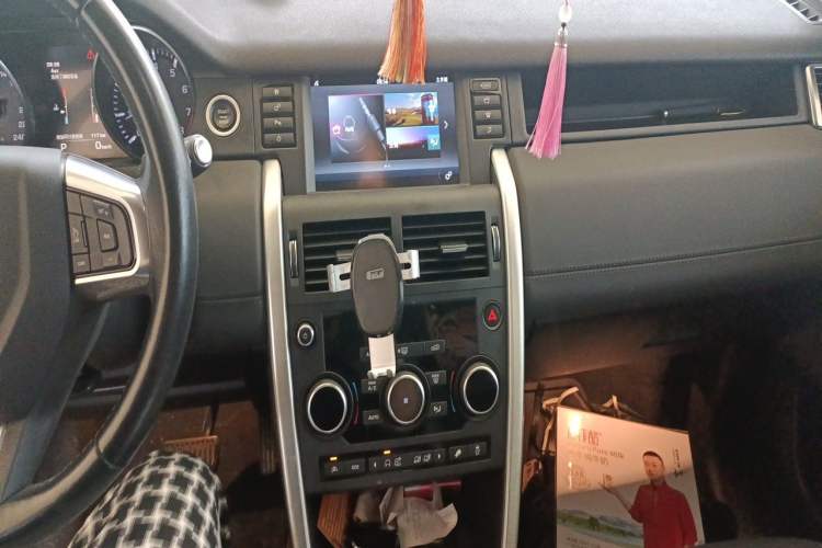 Used Land Rover Discovery Sport 2016 2.0T SE Audio And AC Panel