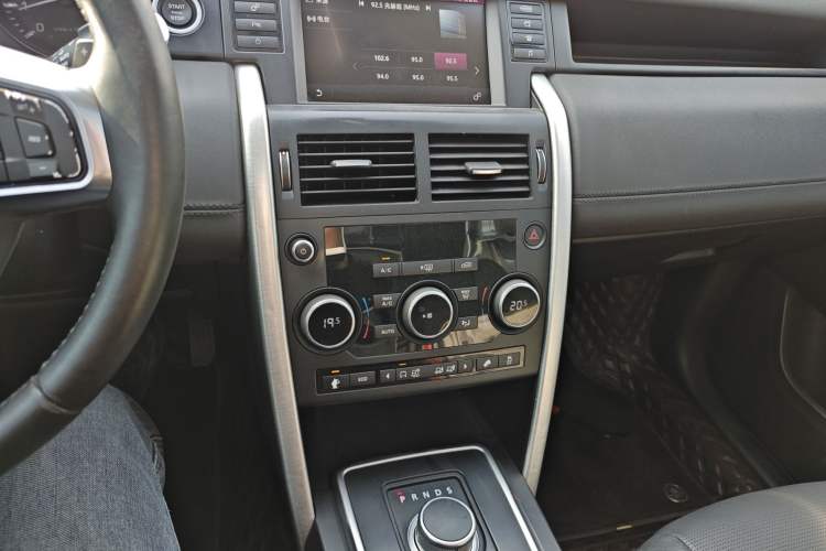 Used Land Rover Discovery Sport 2016 2.0T SE Audio And AC Panel