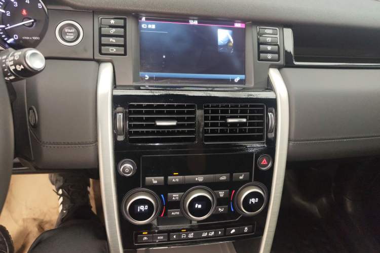 Used Land Rover Discovery Sport 2016 2.0T HSE Audio And AC Panel