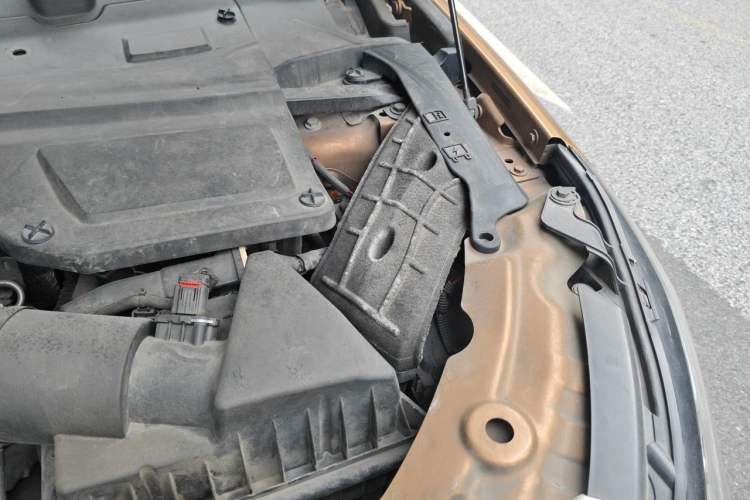 Used Land Rover Discovery Sport 2016 2.0T HSE Engine Bay Left
