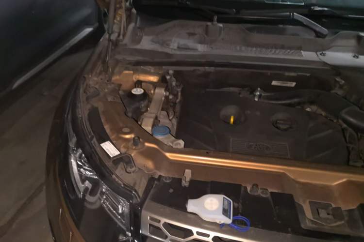 Used Land Rover Discovery Sport 2016 2.0T SE Engine Bay Right