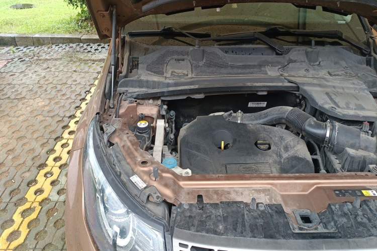 Used Land Rover Discovery Sport 2016 2.0T SE Engine Bay Right