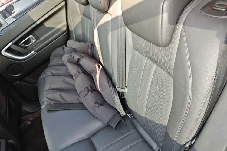 Used Land Rover Discovery Sport 2016 2.0T SE Interior 4