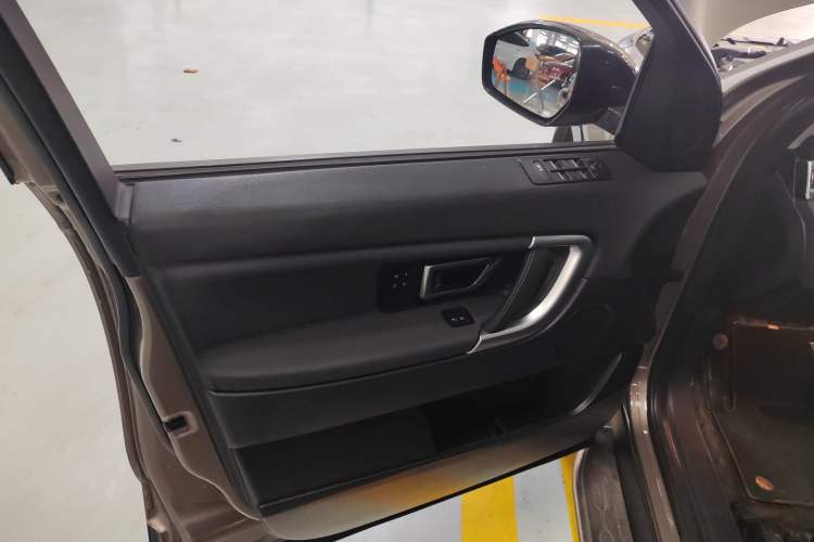 Used Land Rover Discovery Sport 2016 2.0T HSE Interior 7