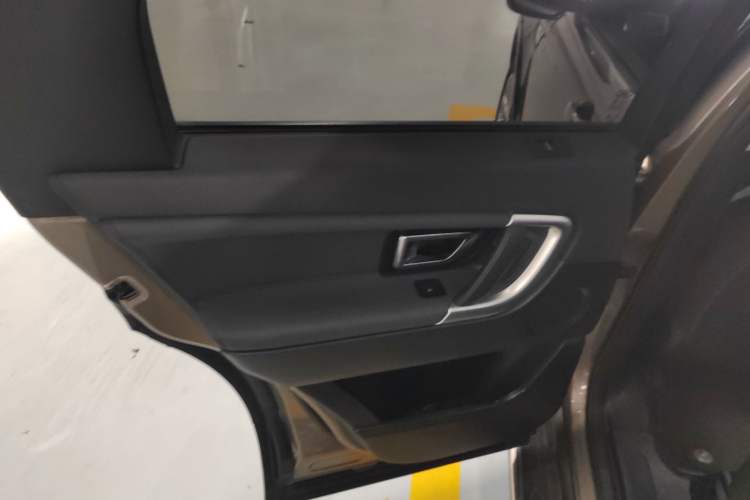 Used Land Rover Discovery Sport 2016 2.0T HSE Interior 8
