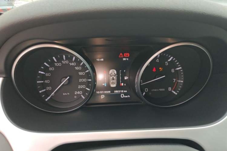 Used Land Rover Discovery Sport 2016 2.0T SE Odometer Close Up