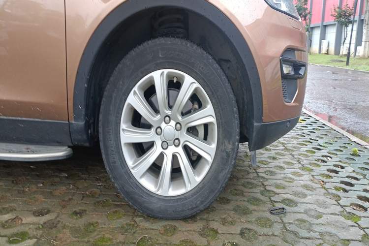 Used Land Rover Discovery Sport 2016 2.0T SE Right Front Wheel Hub