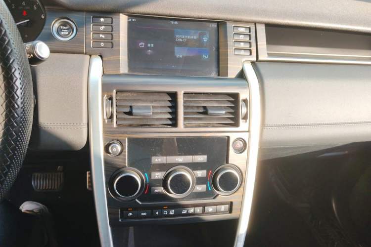 Used Land Rover Discovery Sport 2017 2.0T SE Audio And AC Panel