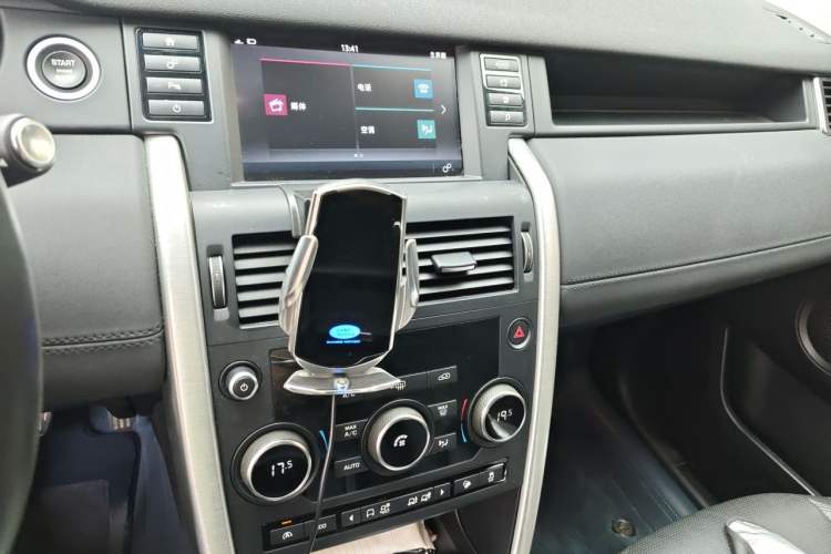 Used Land Rover Discovery Sport 2017 2.0T SE Audio And AC Panel