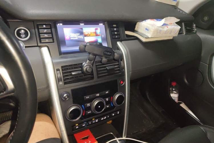 Used Land Rover Discovery Sport 2017 2.0T SE Audio And AC Panel