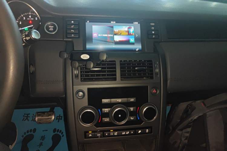 Used Land Rover Discovery Sport 2017 2.0T PURE Audio And AC Panel