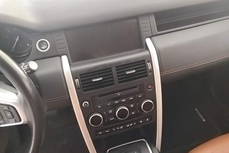 Used Land Rover Discovery Sport 2017 2.0T HSE LUXURY Audio And AC Panel