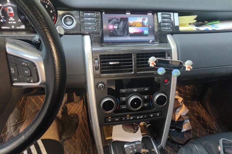 Used Land Rover Discovery Sport 2017 2.0T SE Audio And AC Panel