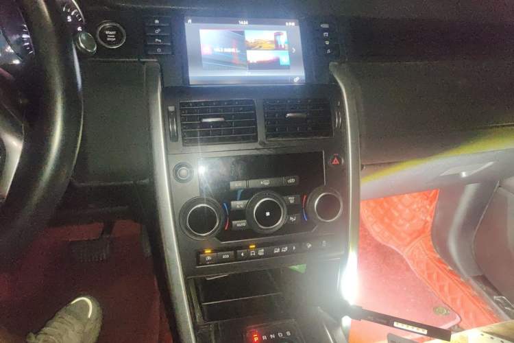 Used Land Rover Discovery Sport 2017 2.0T SE Audio And AC Panel