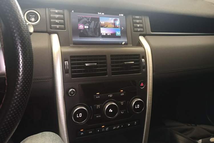 Used Land Rover Discovery Sport 2017 2.0T SE Audio And AC Panel