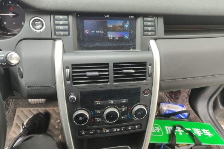 Used Land Rover Discovery Sport 2017 2.0T SE Audio And AC Panel