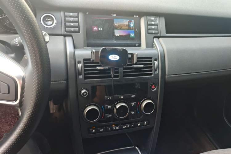 Used Land Rover Discovery Sport 2017 2.0T PURE Audio And AC Panel