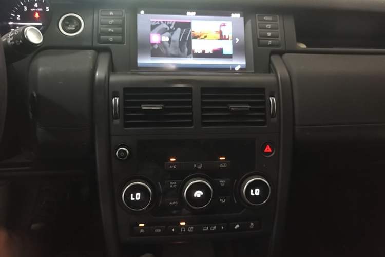 Used Land Rover Discovery Sport 2017 2.0T PURE Audio And AC Panel