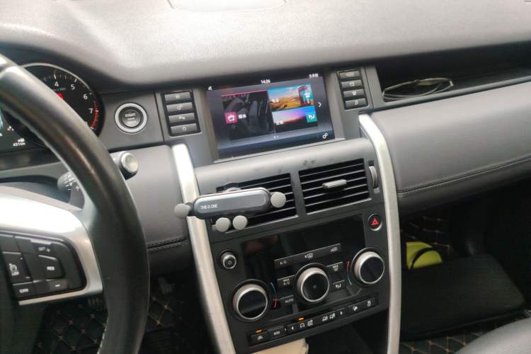 Used Land Rover Discovery Sport 2017 2.0T SE Audio And AC Panel