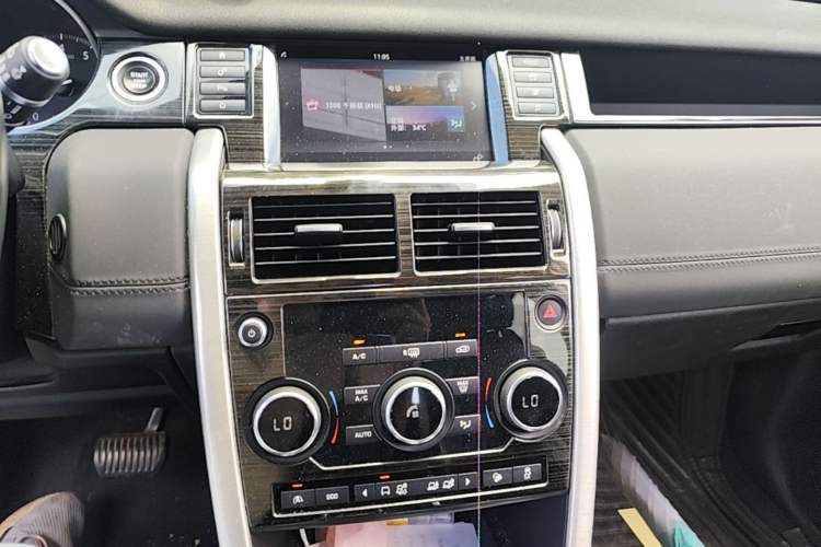 Used Land Rover Discovery Sport 2017 2.0T SE Audio And AC Panel