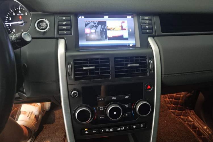 Used Land Rover Discovery Sport 2017 2.0T SE Audio And AC Panel