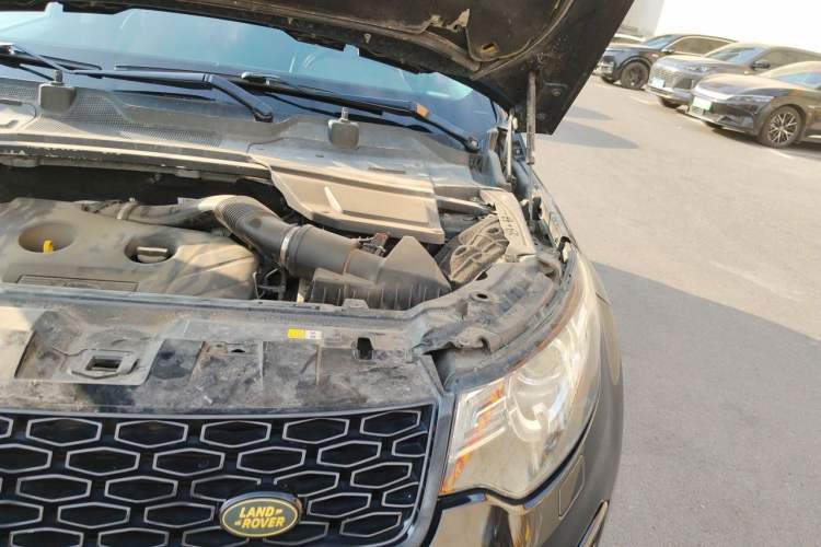 Used Land Rover Discovery Sport 2017 2.0T SE Engine Bay Left