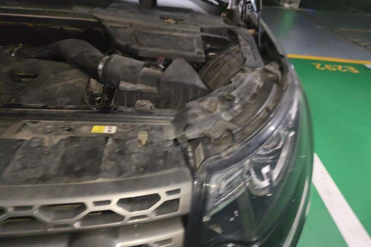Used Land Rover Discovery Sport 2017 2.0T SE Engine Bay Left