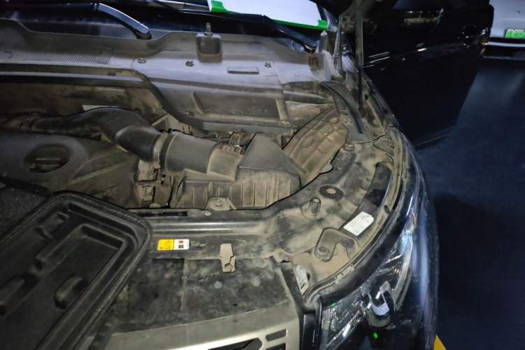 Used Land Rover Discovery Sport 2017 2.0T SE Engine Bay Left