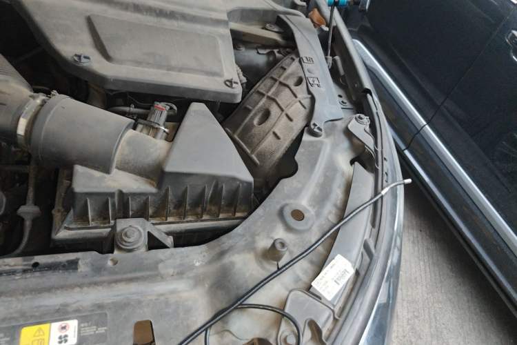 Used Land Rover Discovery Sport 2017 2.0T SE Engine Bay Left