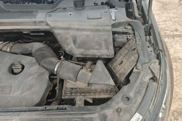 Used Land Rover Discovery Sport 2017 2.0T PURE Engine Bay Left