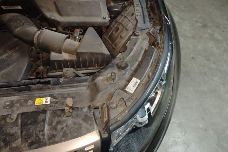 Used Land Rover Discovery Sport 2017 2.0T SE Engine Bay Left