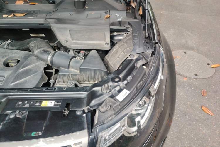 Used Land Rover Discovery Sport 2017 2.0T SE Engine Bay Left
