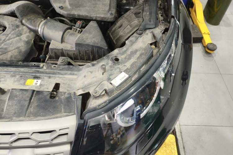 Used Land Rover Discovery Sport 2017 2.0T PURE Engine Bay Left